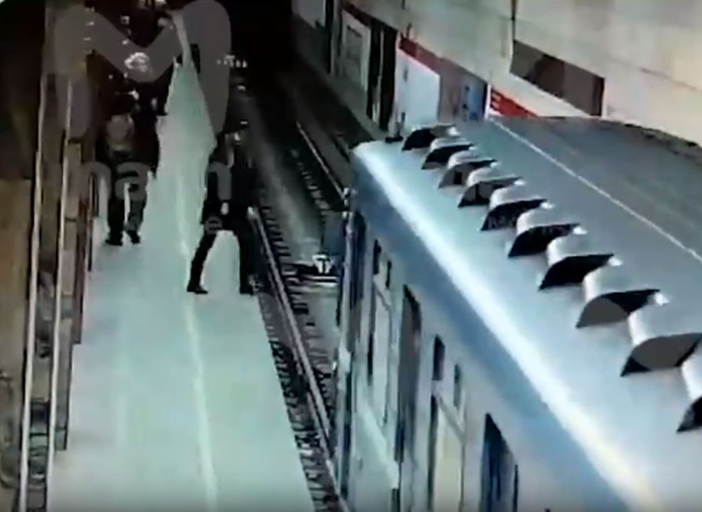 В метро Санкт-Петербурга девушка упала под колеса прибывающего поезда и выжила