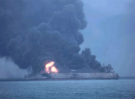 Власти Китая сообщили об угрозе взрыва горящего иранского танкера (видео)