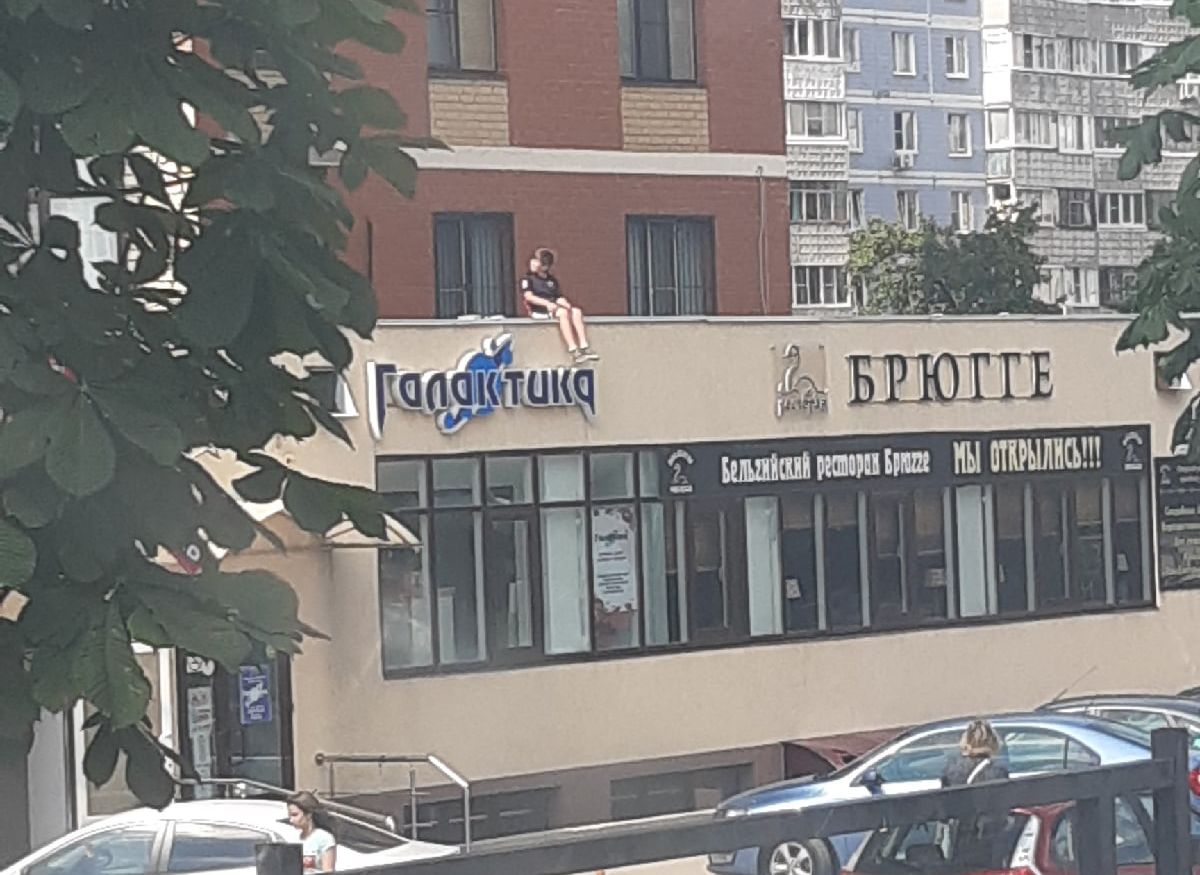 В Рязани подросток забрался на крышу магазина и отказывается слезать с нее