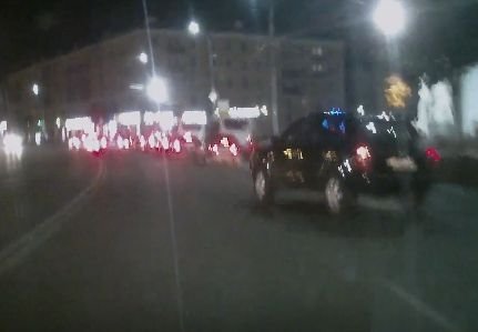 Видео: водитель чудом ушел от столкновения на пл. Победы
