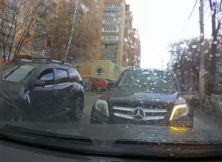 Mercedes с московскими номерами «заблудился» в Рязани (видео)