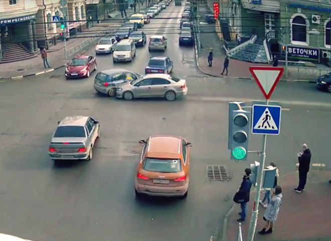 Видео: в центре Рязани столкнулись Hyundai и Volkswagen