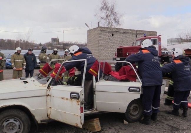 Рязанские спасатели состязались в ликвидации последствий ДТП
