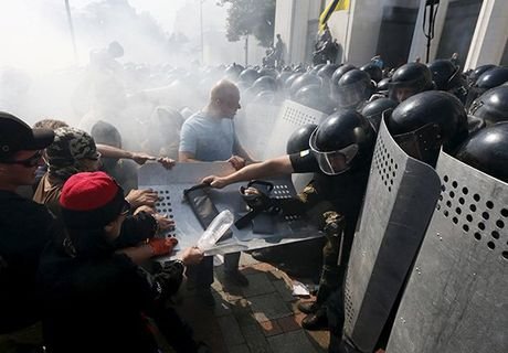 В военных у Рады в Киеве была брошена боевая граната