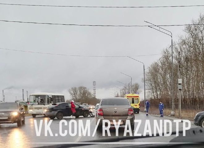 На Ряжском шоссе столкнулись две легковушки, на месте работает реанимация