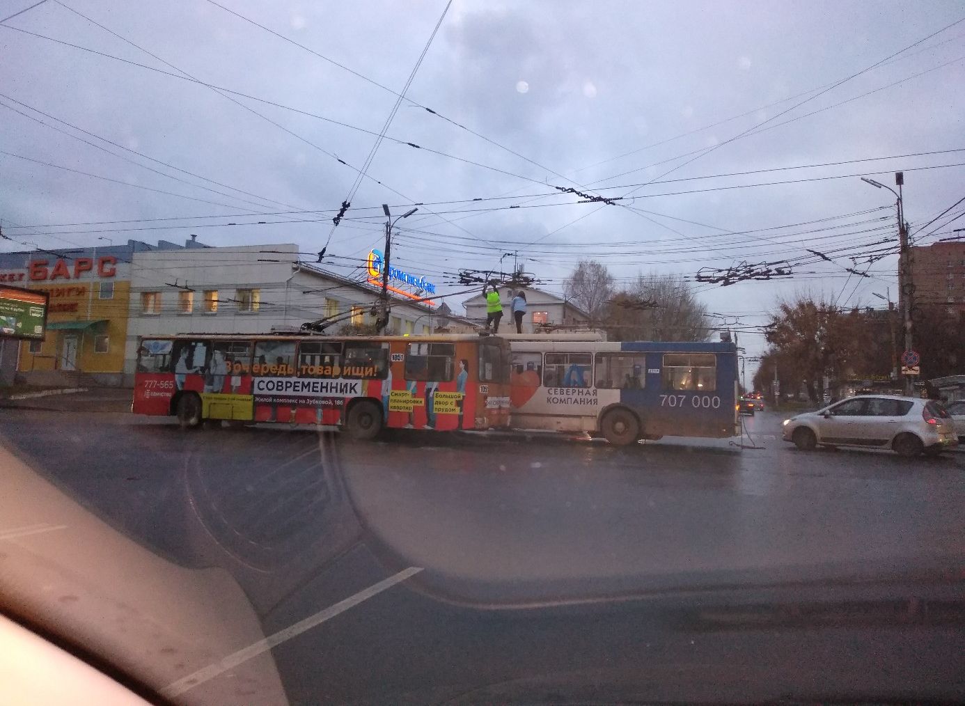 В Рязани два троллейбуса «сцепились рогами»