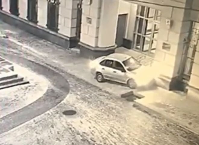 В Москве подростки врезались на угнанной машине в здание ГУ МВД