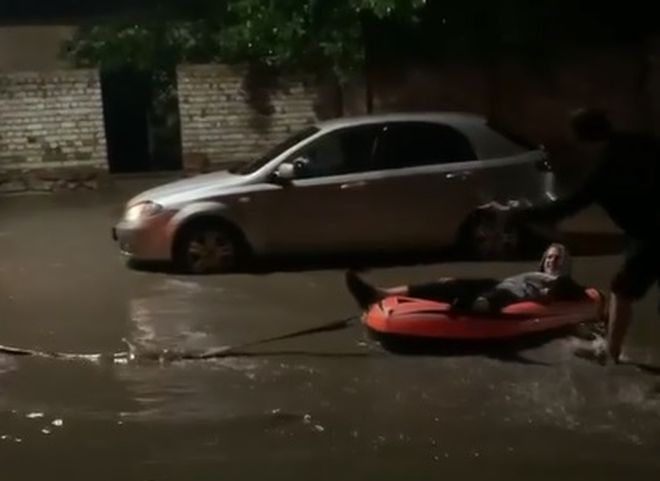 Видео: рязанцы плавают на лодке по затопленным улицам