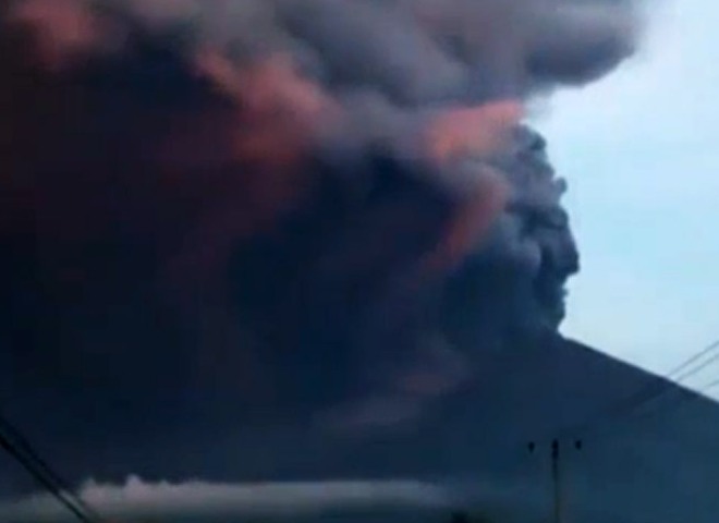В соцсетях опубликовали захватывающее видео извержения вулкана на Бали