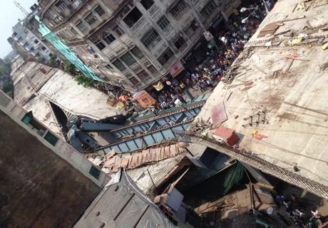В Индии обрушился мост, пострадали 150 человек