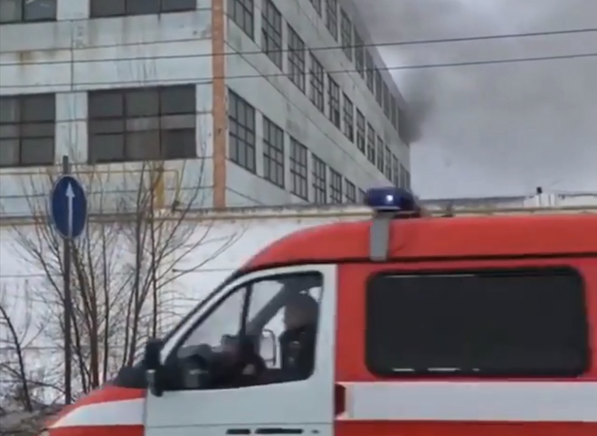 В промзоне на улице Радиозаводской произошел пожар (видео)