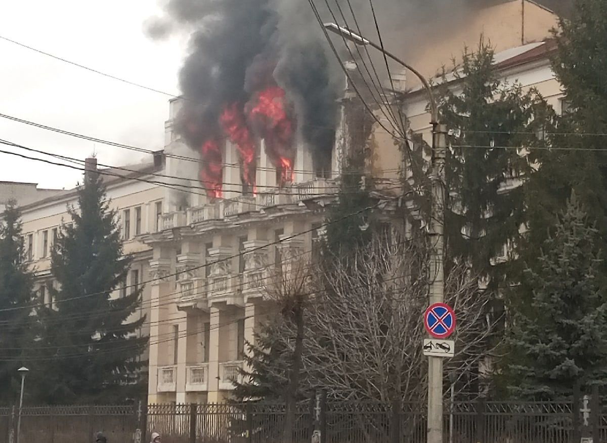 Из-за крупного пожара в центре Рязани перекрыли движение