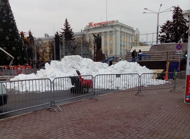 СМИ: снег на площадь Ленина привезли из Москвы