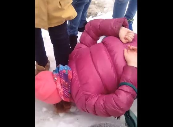 Под Саратовом школьницу избили и заставили облизывать обувь обидчиков (видео)