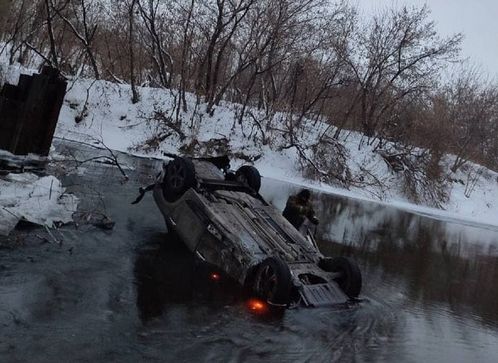В Кемеровской области супруги погибли, слетев на автомобиле с моста