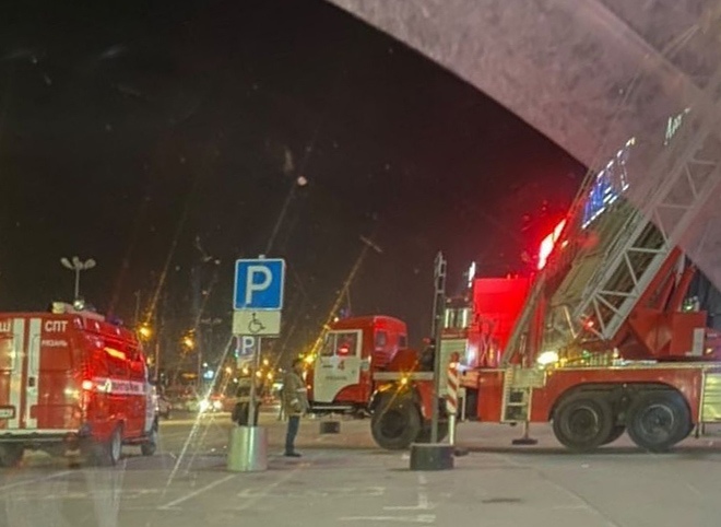 В МЧС объяснили скопление пожарных машин у «Премьера»