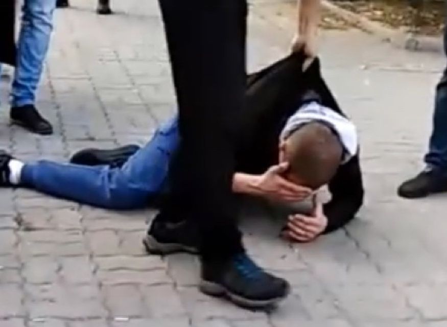 В Ростове-на-Дону избили пранкера, бросившего в автобус муляж бомбы (видео)