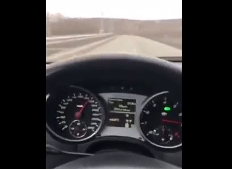 В Новокузнецке владелец Mercedes заснял ДТП со своим участием на скорости 200 км/ч