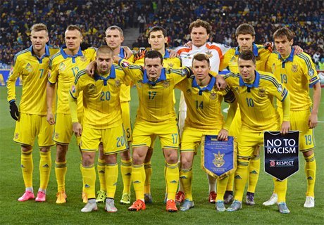 Порошенко вручил футболистам Украины именное оружие