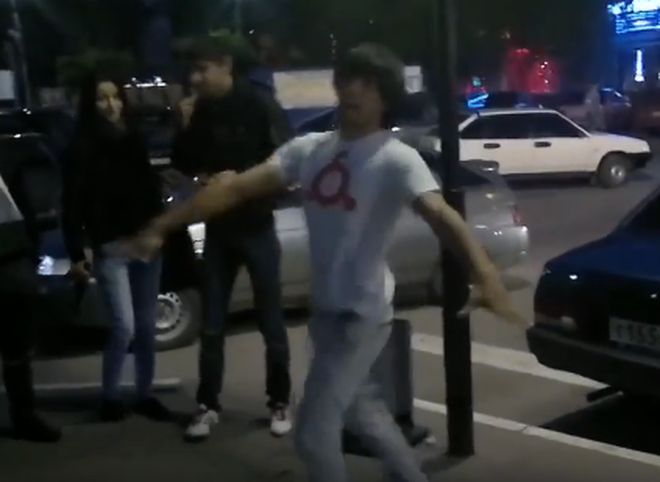 Видео: ингуши танцуют лезгинку на площади Победы