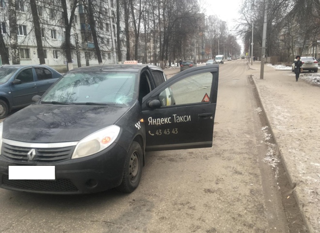 На улице Великанова такси наехало на школьника