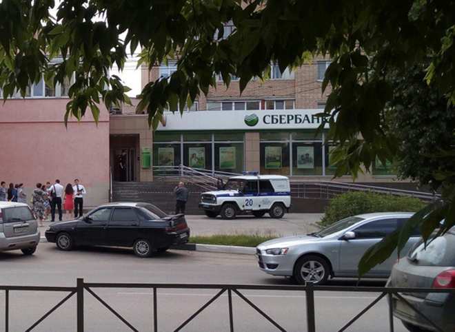Полиция вывела людей из здания Сбербанка на Грибоедова