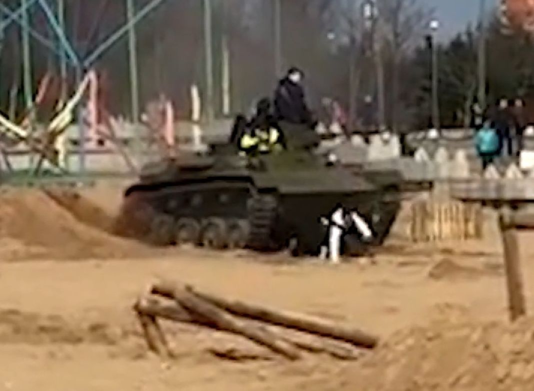 На фестивале в Санкт-Петербурге три человека попали под танк (видео)