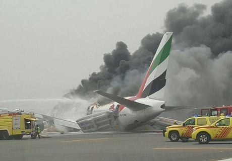 Самолет загорелся при посадке в аэропорту Дубая (видео)