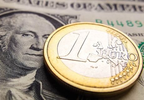 Курсы доллара и евро упали на 3 рубля