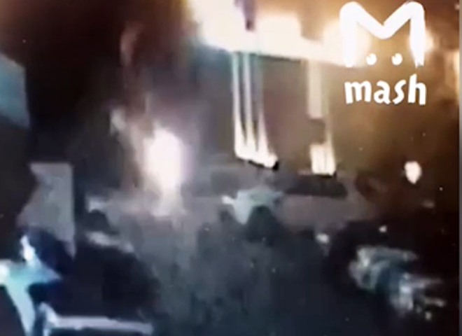 Nissan рухнул на парковку автосалона у МКАД (видео)﻿