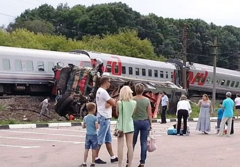 Под Белгородом пассажирский поезд столкнулся с КАМАЗом