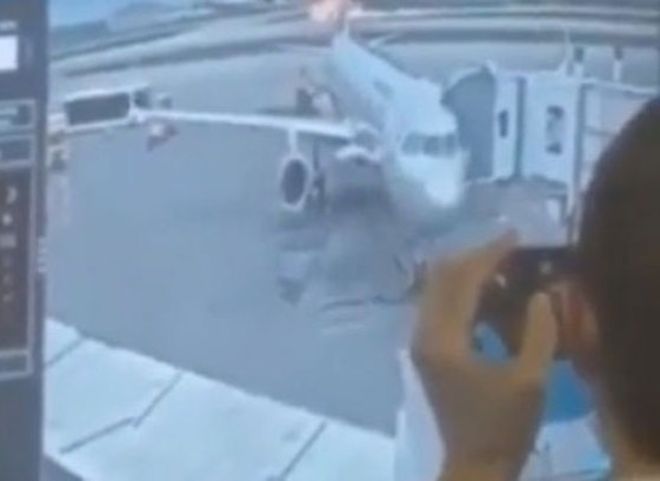 В сети распространили ролик, на котором люди глумятся над катастрофой с Superjet