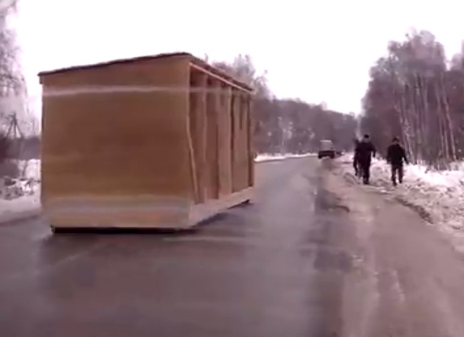 В Спасском районе на дороге обнаружили деревянную конструкцию (видео)