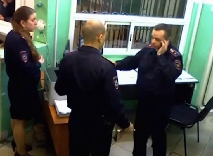 Опубликовано видео с реакцией кемеровских полицейских на убийство девушки
