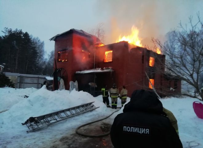 Опубликованы фотографии с места пожара в селе Ласково