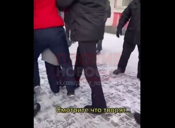 В Хакасии силовики скрутили мужчину, который шел с ребенком