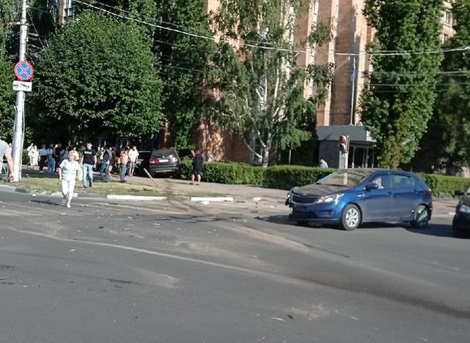 В аварии на площади Ленина пострадали два человека