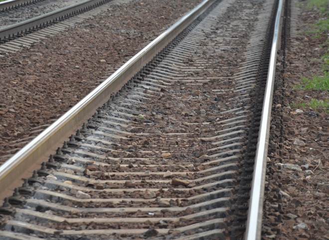 На окраине Рязани поезд насмерть сбил молодую женщину