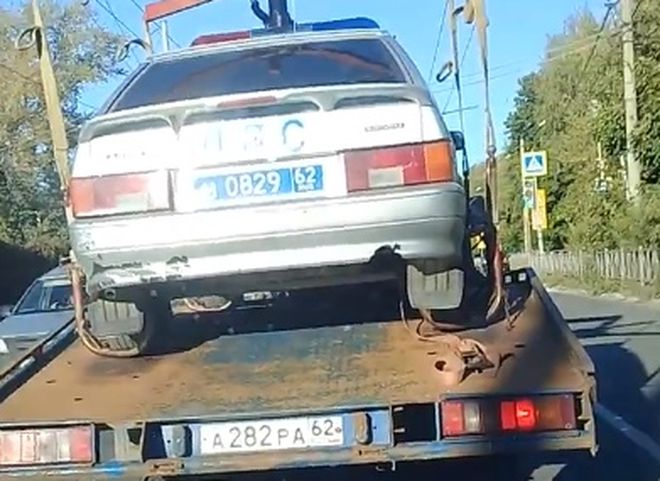 В Рязани водитель пришел в восторг при виде эвакуатора с машиной ДПС (видео)