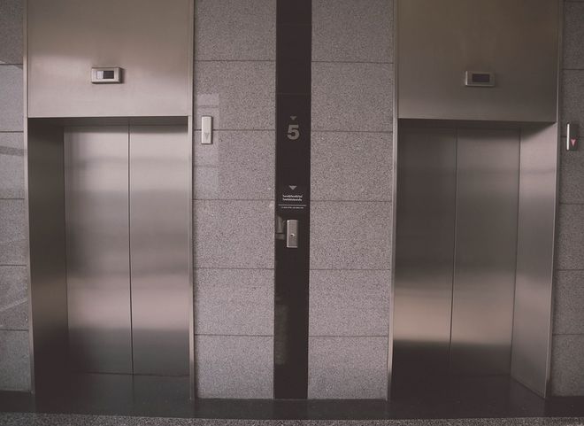 В Перми погибла женщина, пытавшаяся помочь застрявшим в лифте пассажирам
