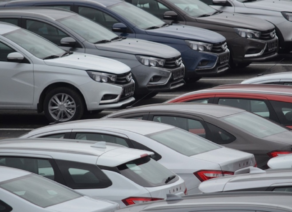 Мантуров спрогнозировал снижение цен на автомобили в России в течение года