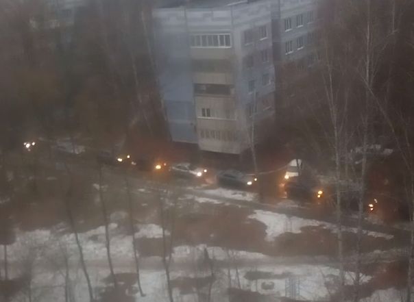 Видео: водители объезжают пробку через двор на Касимовском шоссе