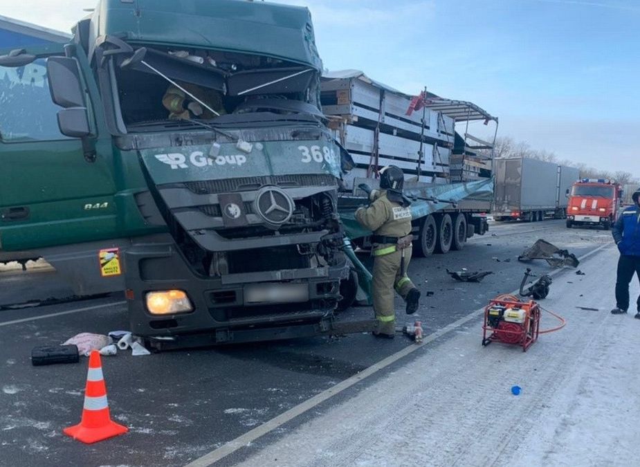 На трассе М5 в Шацком районе столкнулись три большегруза