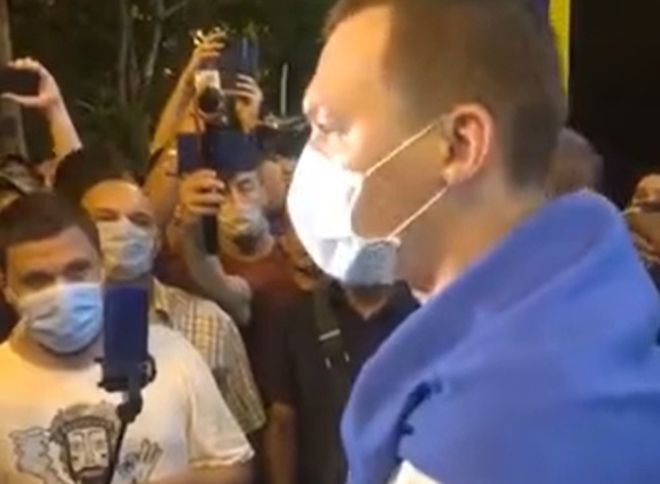Дегтярев впервые вышел к протестующим в Хабаровске
