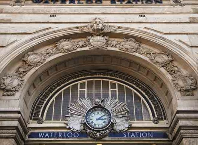 В Лондоне сошел с рельсов пассажирский поезд на станции Ватерлоо (видео)