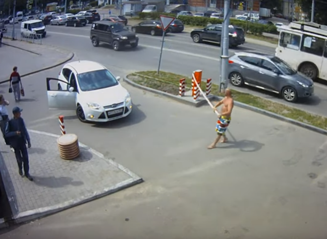 Видео: пьяные «москвичи» ломают шлагбаум на улице Гагарина