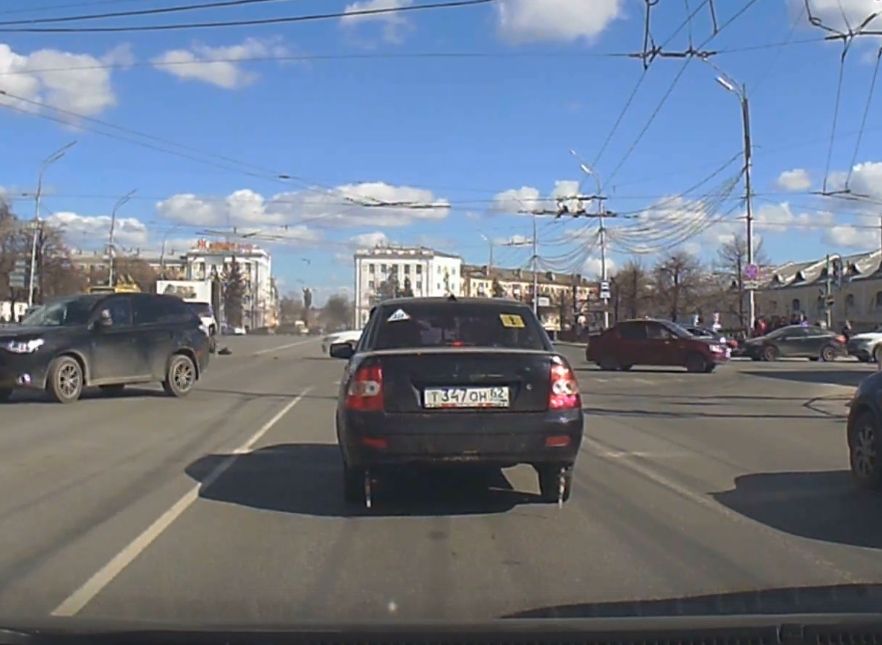 ДТП с «Газелью» и Renault на площади Ленина попало на видео