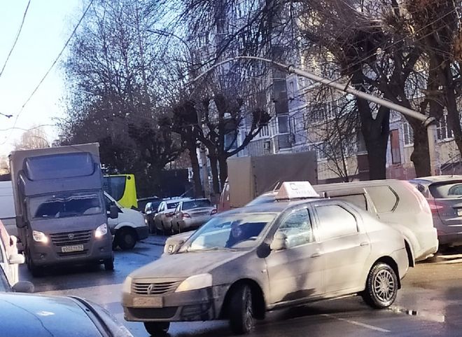 На улице Горького упал фонарный столб