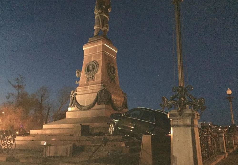 В Иркутcке пьяный водитель Mercedes врезался в памятник Александру III (видео)