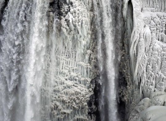 В США «замерз» Ниагарский водопад